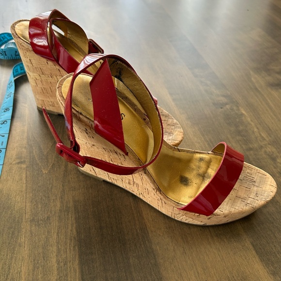 Guess by Marciano Platforms 👠 - Picture 10 of 10